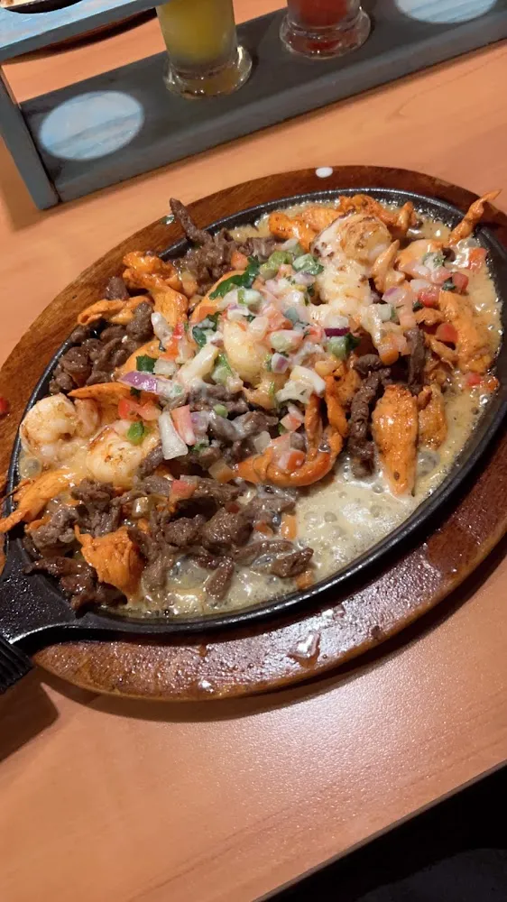 Arroz Con Pollo w Chicken Shrimp Steak